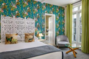 um quarto com uma cama e uma cadeira em The Royal Adelaide Hotel em Windsor