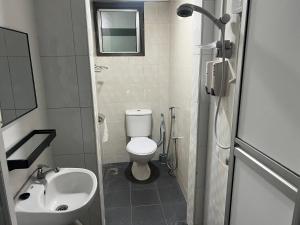 GD HOMESTAY في كولايْ: حمام صغير مع مرحاض ومغسلة