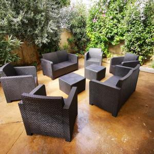 grupa wiklinowych krzeseł i stołów na patio w obiekcie Grande maison tout confort avec extérieur centre w mieście Rennes +24 zdjęcia