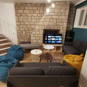 salon z kanapą i kominkiem w obiekcie Grande maison tout confort avec extérieur centre w mieście Rennes