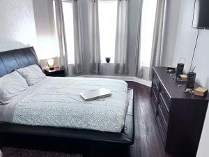 um quarto com uma cama e uma secretária com um livro em Simplified Living Space em Chicago
