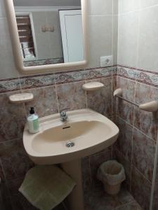 ein Badezimmer mit Waschbecken und Spiegel in der Unterkunft Lagarto in Agaete