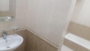 a bathroom with a sink and a bath tub at قصر اباهي للوحدات السكنية in Al Jubail