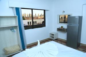 ein leeres Zimmer mit einem Kühlschrank und einem Fenster in der Unterkunft Lamera Hotel in Hurghada