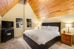 um quarto com uma cama grande e um tecto de madeira em Snoqualmie Summit Chalet em Snoqualmie Pass