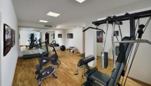 
The fitness center and/or fitness facilities at Hotel Carlton
