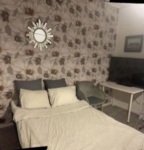 トゥルクにあるYksiö 1,5 km Kupittaalta / 3 km Turun keskustastaのベッドルーム1室(ベッド1台付)が備わります。