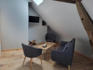 a living room with a table and two chairs at La petite maison in Saint-Aignan