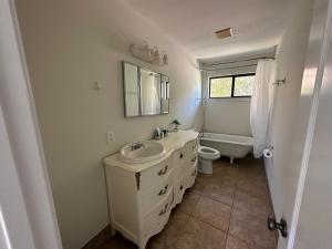 uma casa de banho branca com um lavatório e um WC em 10 beds 5 baths 24 acre Lake Property minutes The Woodlands TX em Magnolia