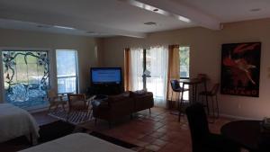uma sala de estar com um sofá e uma televisão em 10 beds 5 baths 24 acre Lake Property minutes The Woodlands TX em Magnolia