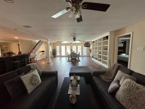 sala de estar con sofá y ventilador de techo en 10 beds 5 baths 24 acre Lake Property minutes The Woodlands TX, en Magnolia