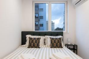 Säng eller sängar i ett rum på Stylish Apartment W/ River View by LovelyStay