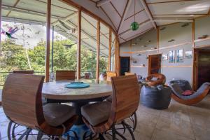 Moon Wonders Vacation House في مونتيفيردي كوستاريكا: غرفة طعام مع طاولة وكراسي