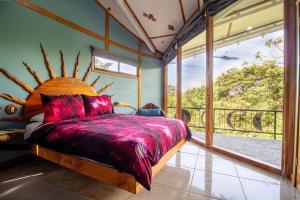 una camera da letto con un grande letto in legno e una grande finestra di Moon Wonders Vacation House a Monteverde Costa Rica