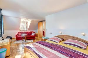 1 dormitorio con 1 cama grande y 1 sofá rojo en Wieckblick Krummin 17b en Krummin