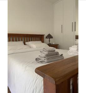 Ένα ή περισσότερα κρεβάτια σε δωμάτιο στο Newly built modern flat at London Gants Hill Station near Ilford