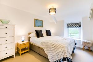 una camera con letto, cassettiera e finestra di The Old Bakehouse - within the Helland Barton Farm collection a Delabole