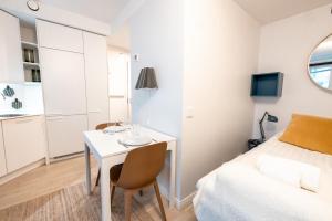 1 dormitorio con escritorio blanco, cama y mesa en 2ndhomes Studio in Bulevardi, en Helsinki