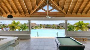 einen Billardtisch in der Mitte eines Zimmers mit Pool in der Unterkunft Casa Maurice Ocho Rios Villa in Ocho Rios