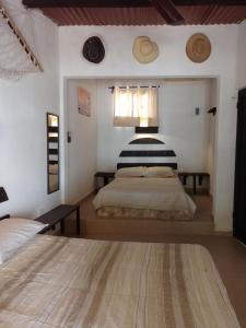 um quarto com uma cama grande e uma janela em Casa GAMA-Playa ORILLA DEL MAR, Beach and Town em Boxol