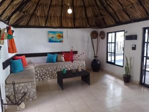 salon z kanapą i stołem w obiekcie Casa GAMA-Playa ORILLA DEL MAR, Beach and Town w mieście Boxol
