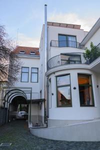 a white building with an archway in front of it at HOTEL VIENA in Satu Mare