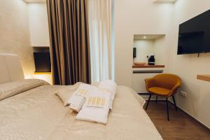 Habitación de hotel con cama y silla en Puro, en Mesagne
