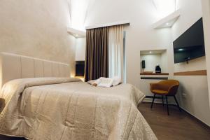 Habitación de hotel con cama y silla en Puro, en Mesagne