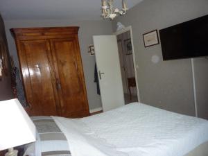 - une chambre avec un lit et une télévision à écran plat dans l'établissement FROMENTIN, à Vannes