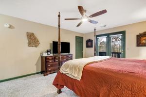 a bedroom with a bed and a ceiling fan at Mt Yonah Studio B in Helen