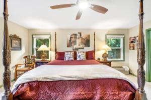 a bedroom with a bed and a ceiling fan at Mt Yonah Studio B in Helen