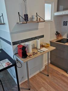 - une petite cuisine avec une table dans une chambre dans l'établissement studio vue imprenable sur marseille, à Marseille