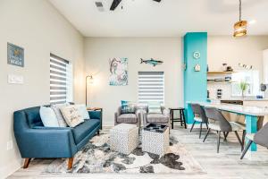 uma sala de estar com um sofá e uma mesa em Sea Cove em Galveston