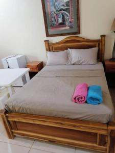 a bedroom with a bed with two towels on it at Sol de la India - Pueblo Nuevo in Pueblo Nuevo
