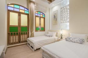 Кровать или кровати в номере O'nya Phuket Hotel - SHA Extra Plus