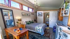 sypialnia z łóżkiem i stołem w obiekcie The Amberley Annex w mieście Muizenberg