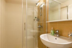 ein Bad mit einer Dusche, einem Waschbecken und einem Waschbecken in der Unterkunft Studio and Room Lena in Dubrovnik