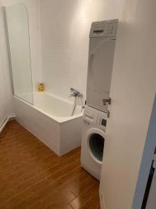 uma casa de banho com uma máquina de lavar roupa e uma máquina de lavar roupa. em Beautiful 3 bedroom Apartment em Antuérpia