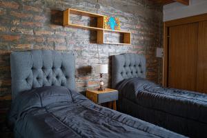 Ein Bett oder Betten in einem Zimmer der Unterkunft Luminosa casa abrazada por el verde en Mendoza
