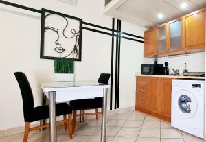 Una cocina o cocineta en GO to apartments in Leonardo