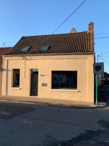 a building on the side of a street at Le Ch'ti Dodo 