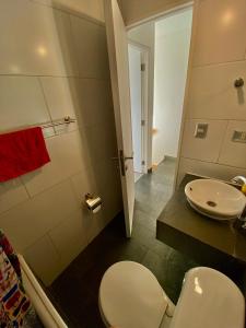 een badkamer met een toilet en een wastafel bij MatiloftYungay in Valparaíso