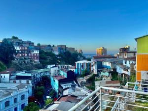 Blick auf eine Stadt mit Gebäuden in der Unterkunft MatiloftYungay in Valparaíso