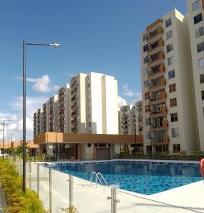 Bazén v ubytování APARTAMENTO COMODO Y ELEGANTE EN RICAURTE CUNDINAMARCA a nebo v jeho okolí