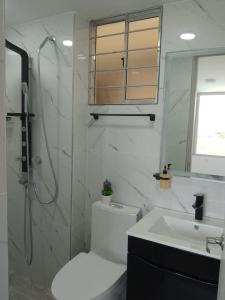 Koupelna v ubytování APARTAMENTO COMODO Y ELEGANTE EN RICAURTE CUNDINAMARCA a