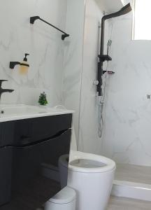 Koupelna v ubytování APARTAMENTO COMODO Y ELEGANTE EN RICAURTE CUNDINAMARCA a