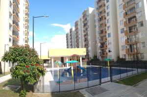Bazén v ubytování APARTAMENTO COMODO Y ELEGANTE EN RICAURTE CUNDINAMARCA a nebo v jeho okolí
