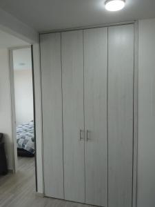 Postel nebo postele na pokoji v ubytování APARTAMENTO COMODO Y ELEGANTE EN RICAURTE CUNDINAMARCA a