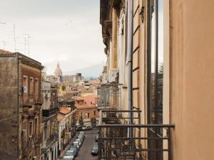 balkon z widokiem na ulicę miejską w obiekcie Dietro il castello w Katanii