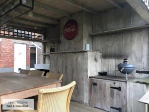 un cartel de coca cola en la pared de un restaurante en Appartement aan Puyenbroeck, en Wachtebeke